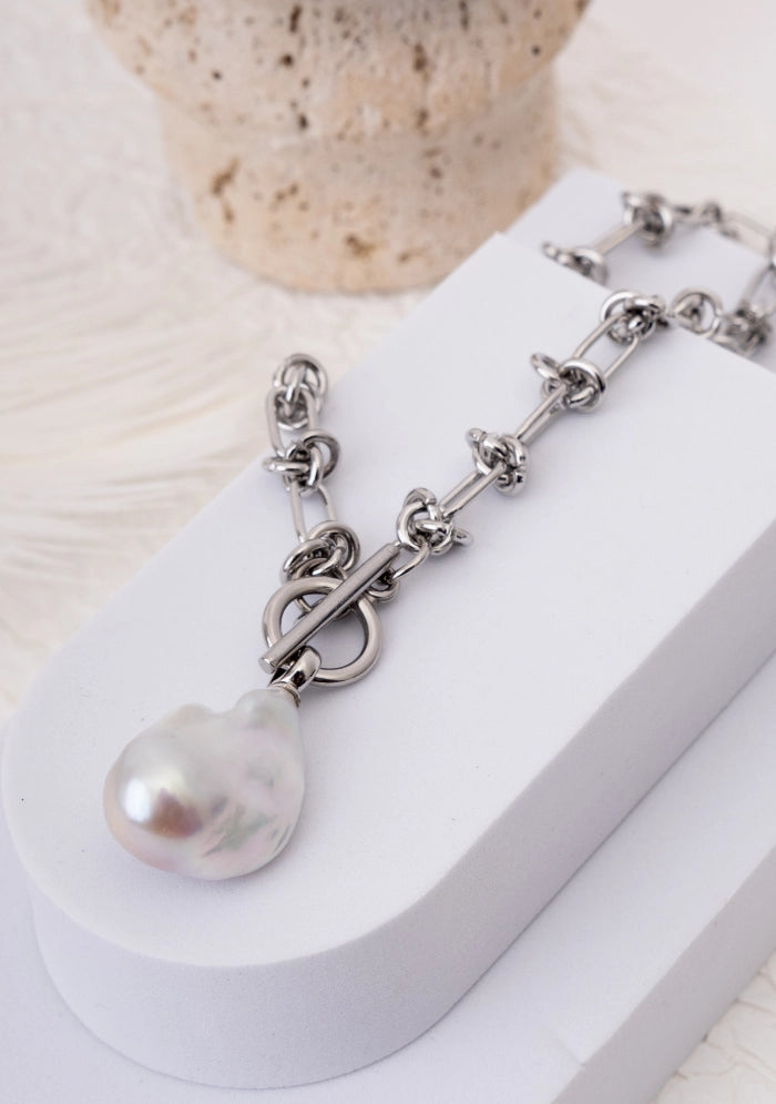 Thorn Knot Necklace with Baroque Pendant